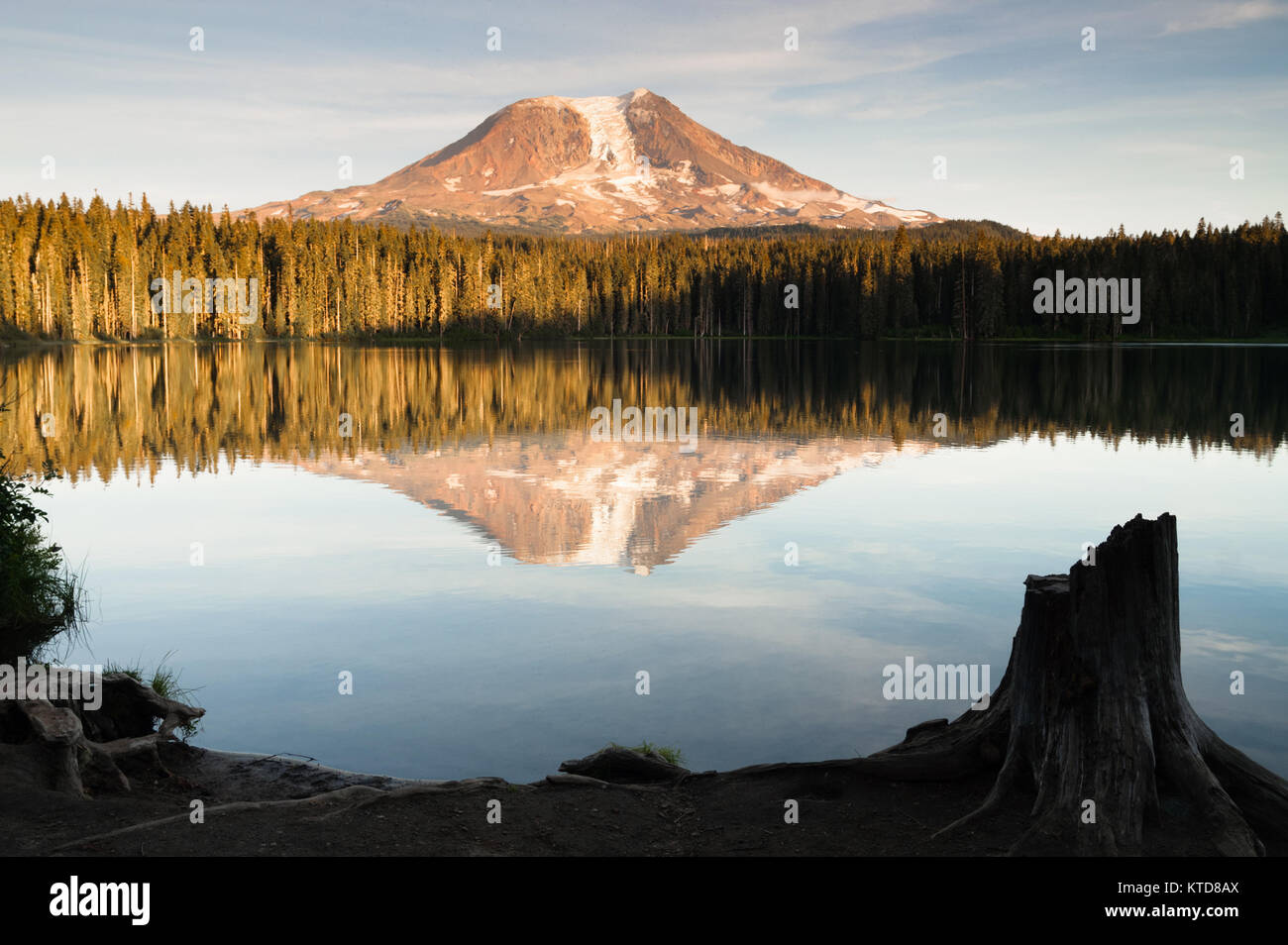 Mount Adams Takhlakh See glatt Reflexion Washington Cascade Mountain Range Stockfoto