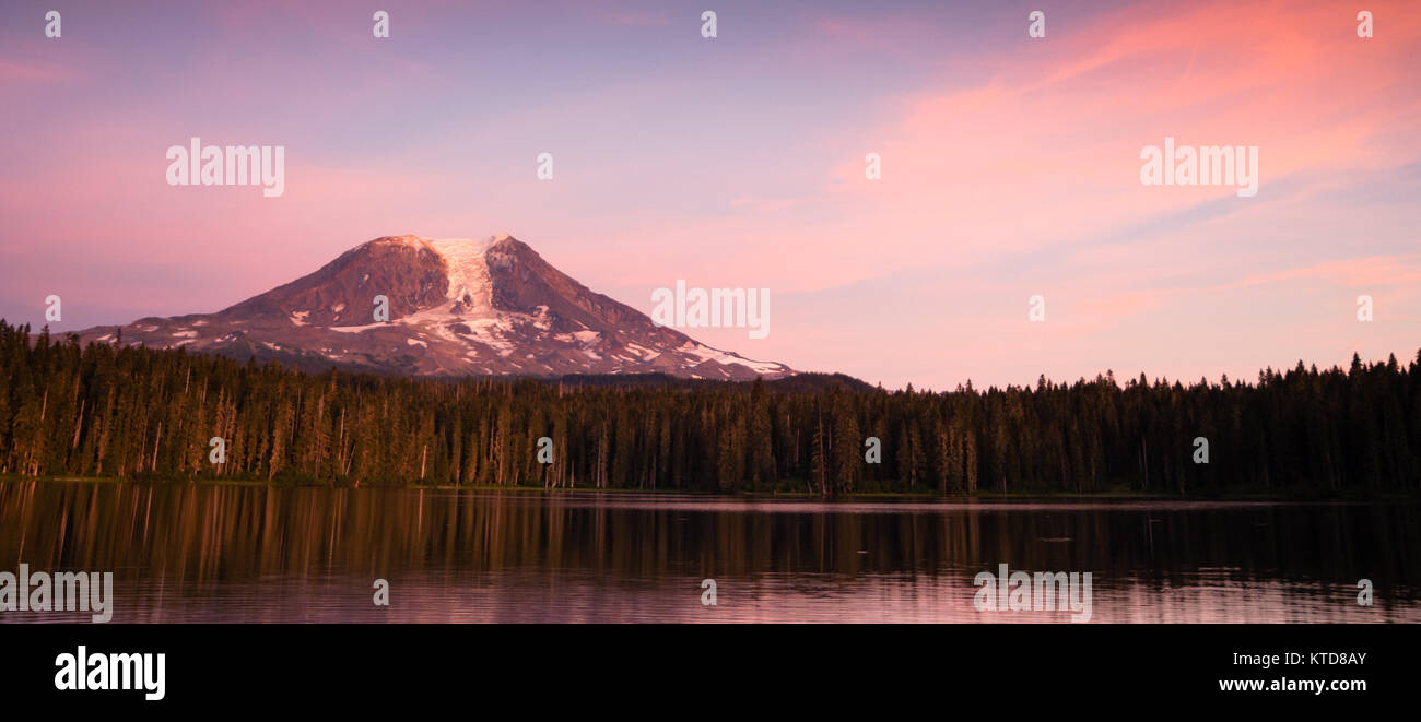 Mount Adams Takhlakh See glatt Reflexion Washington Cascade Mountain Range Stockfoto