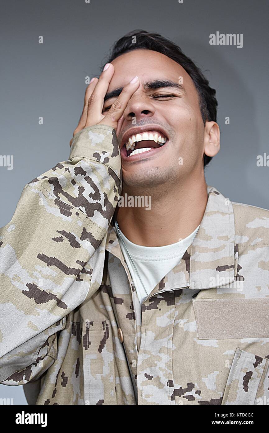 Minderheit männlicher Soldat lachend Stockfoto