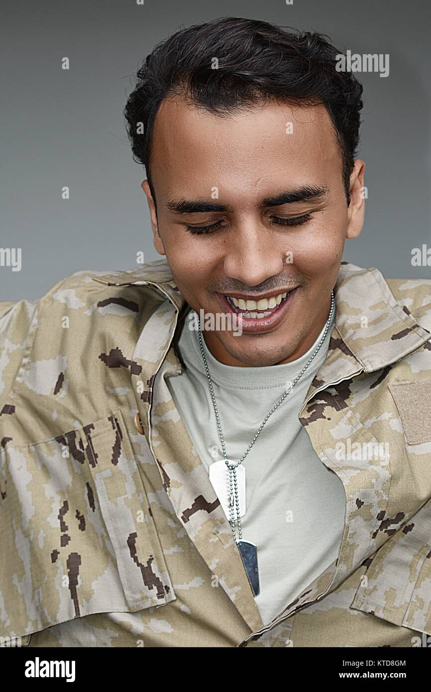 Junge Kolumbianische männlichen Soldaten und Glück Stockfoto