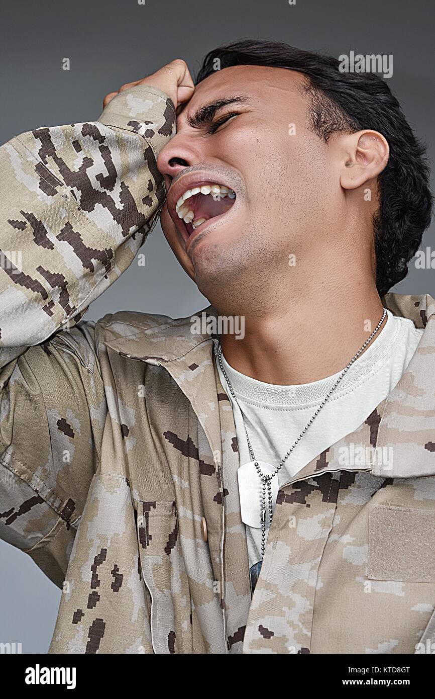 Junge Kolumbianische männlichen Soldaten und Angst Stockfoto