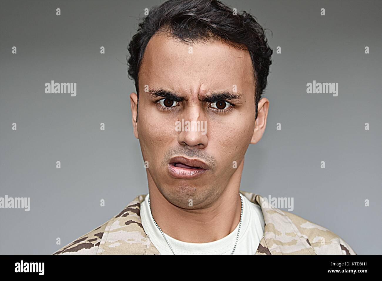 Verwirrt Latino männlichen Soldaten Stockfoto