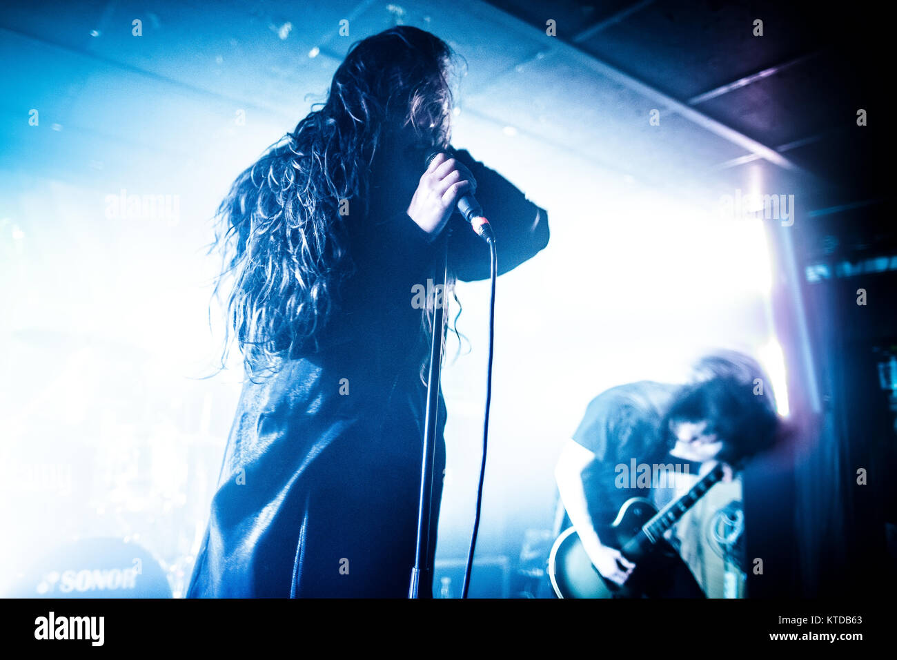 Die Belgischen heavy Punk Band Oathbreaker führt ein Live Konzert in Stengade in Kopenhagen. Hier Sängerin Caro Tanghe wird gesehen, live auf der Bühne. Dänemark, 15/12 2016. Stockfoto