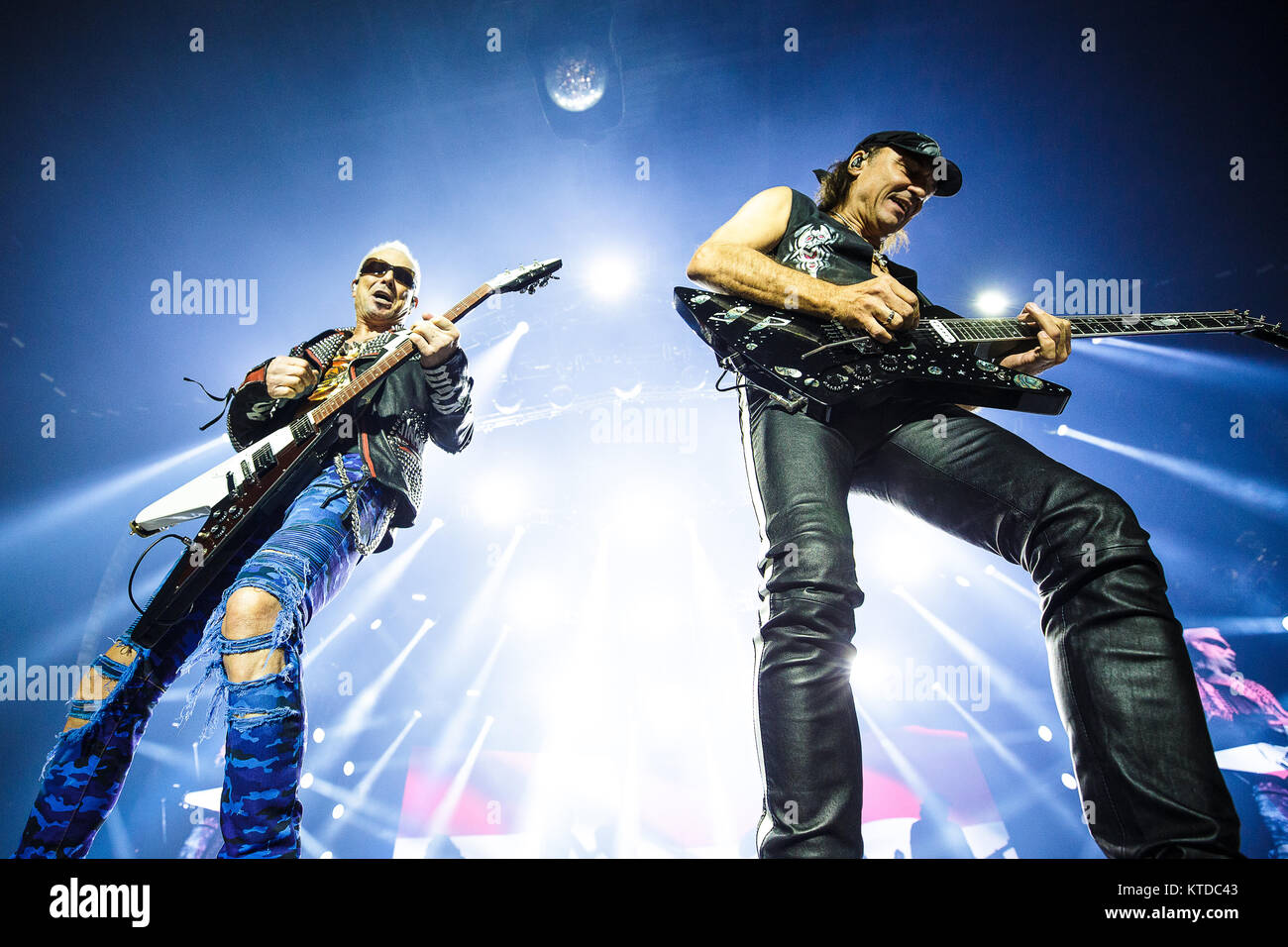 Dänemark, Kopenhagen - November 29, 2017. Die deutsche Rockband Scorpions führt ein Live Konzert im Royal Arena in Kopenhagen. Hier Gitarristen Rudolf Schenker (L) und Matthias Jabs (R) sind live auf der Bühne gesehen. (Foto: Gonzales Foto - Peter Troest). Stockfoto