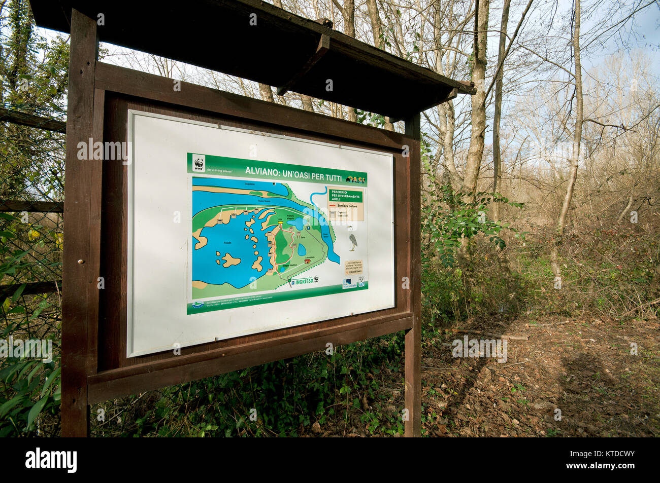 Holzschild mit Karte in der Oase des WWF von Alviano, Terni, Umbrien, Italien Stockfoto