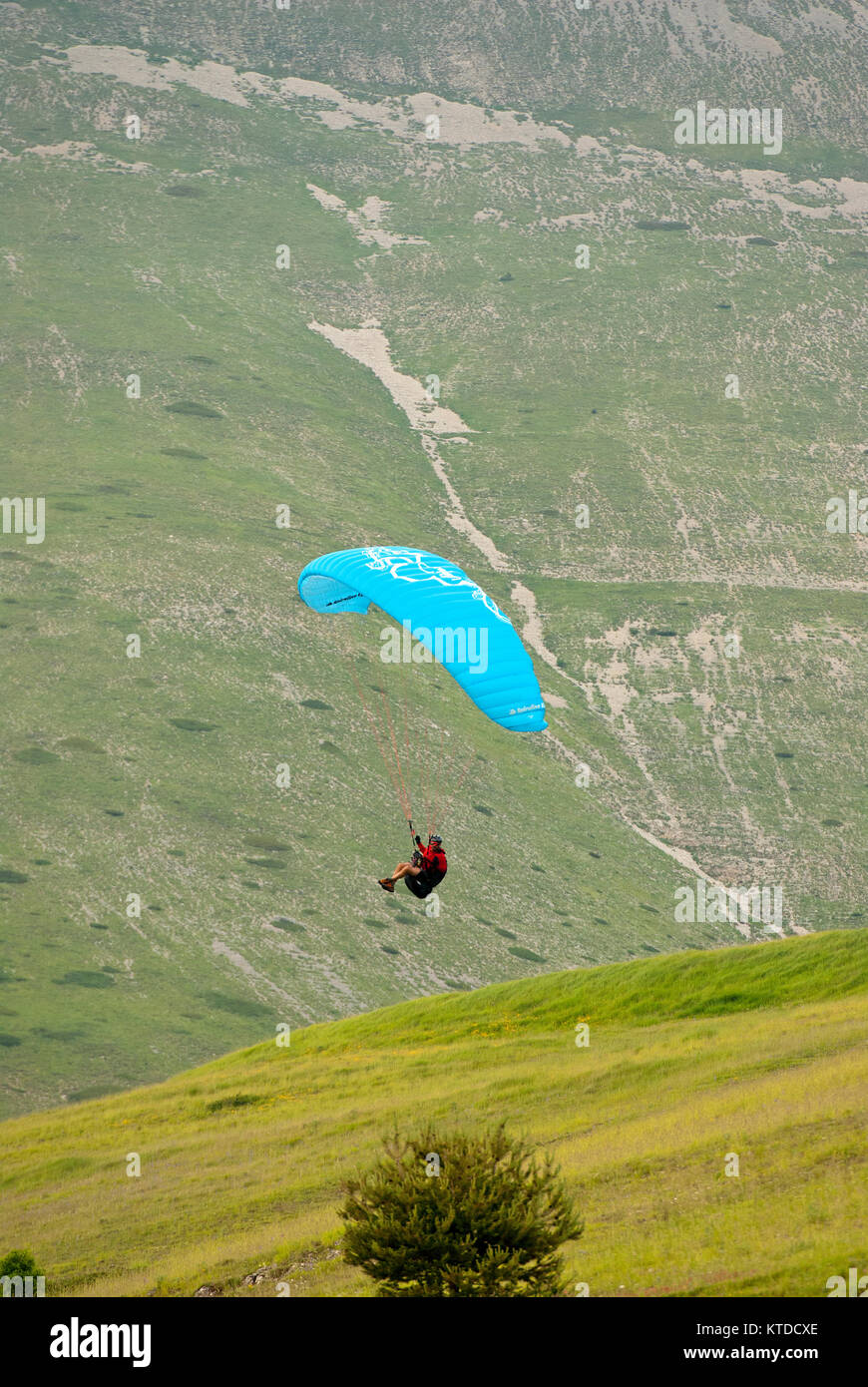 Gleitschirmfliegen in Castelluccio Di Norcia, Sibillini Mountains National Park, Umbrien, Italien Stockfoto