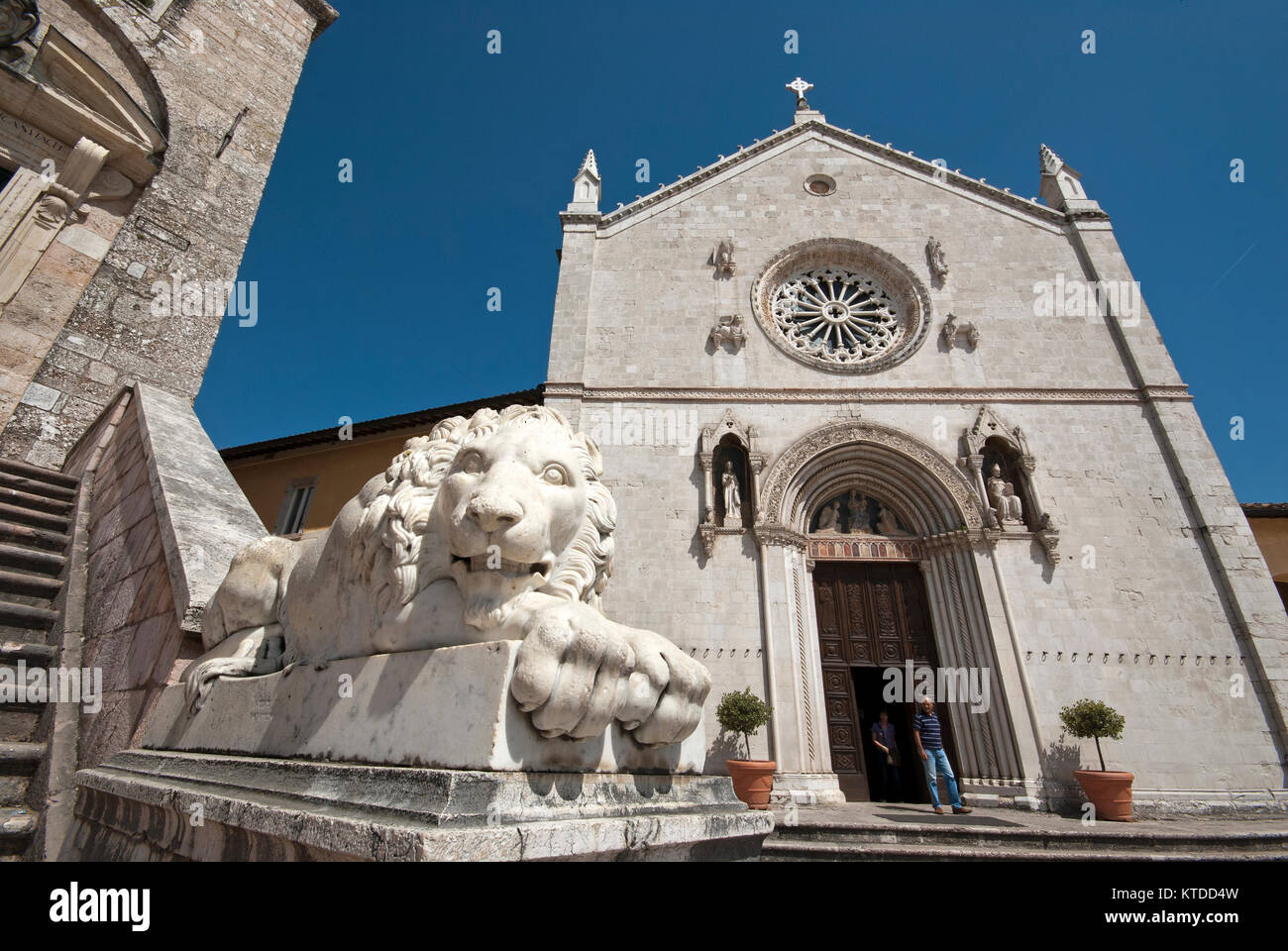 Lion Marmorstatue des Rathaus und San Benedetto Kirche in Norcia (vor dem Erdbeben 2016), Umbrien, Italien Stockfoto