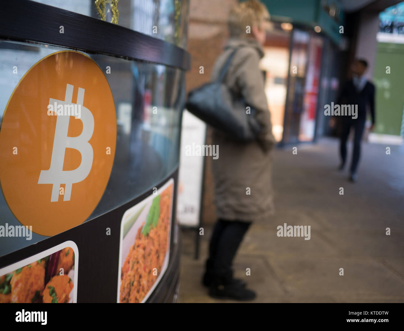 Die cryptocurrency Bitcoin Symbol außerhalb Ladengeschäft London UK Stockfoto