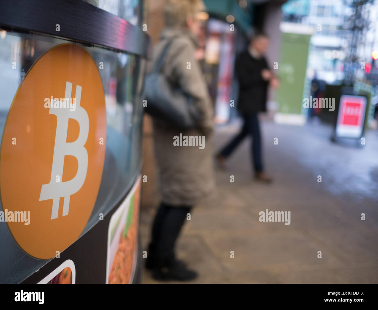 Die cryptocurrency Bitcoin Symbol außerhalb Ladengeschäft London UK Stockfoto
