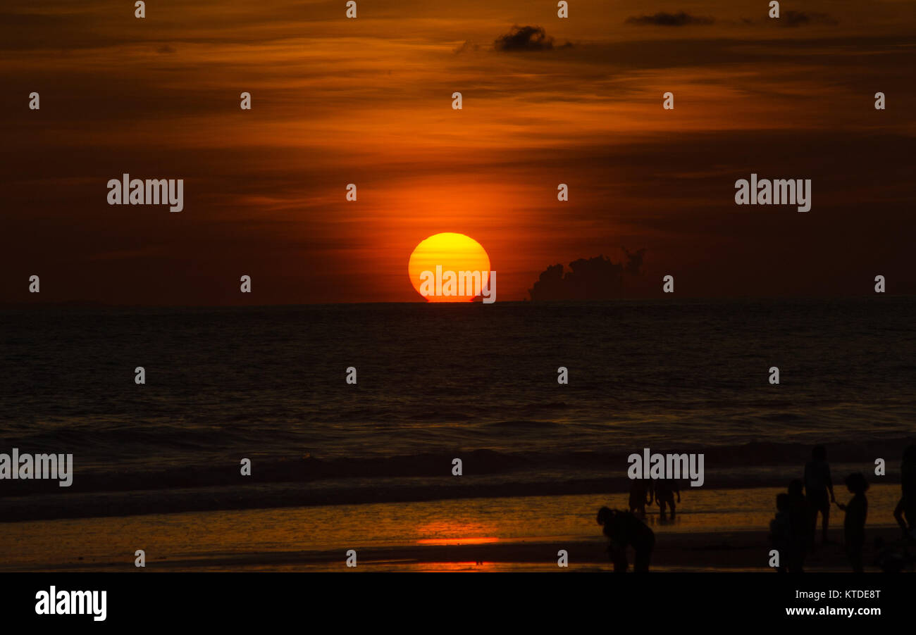 Oreange Sonnenuntergang in Yeh Gangga Beach in Tabanan, Bali - Indonesien. Stockfoto