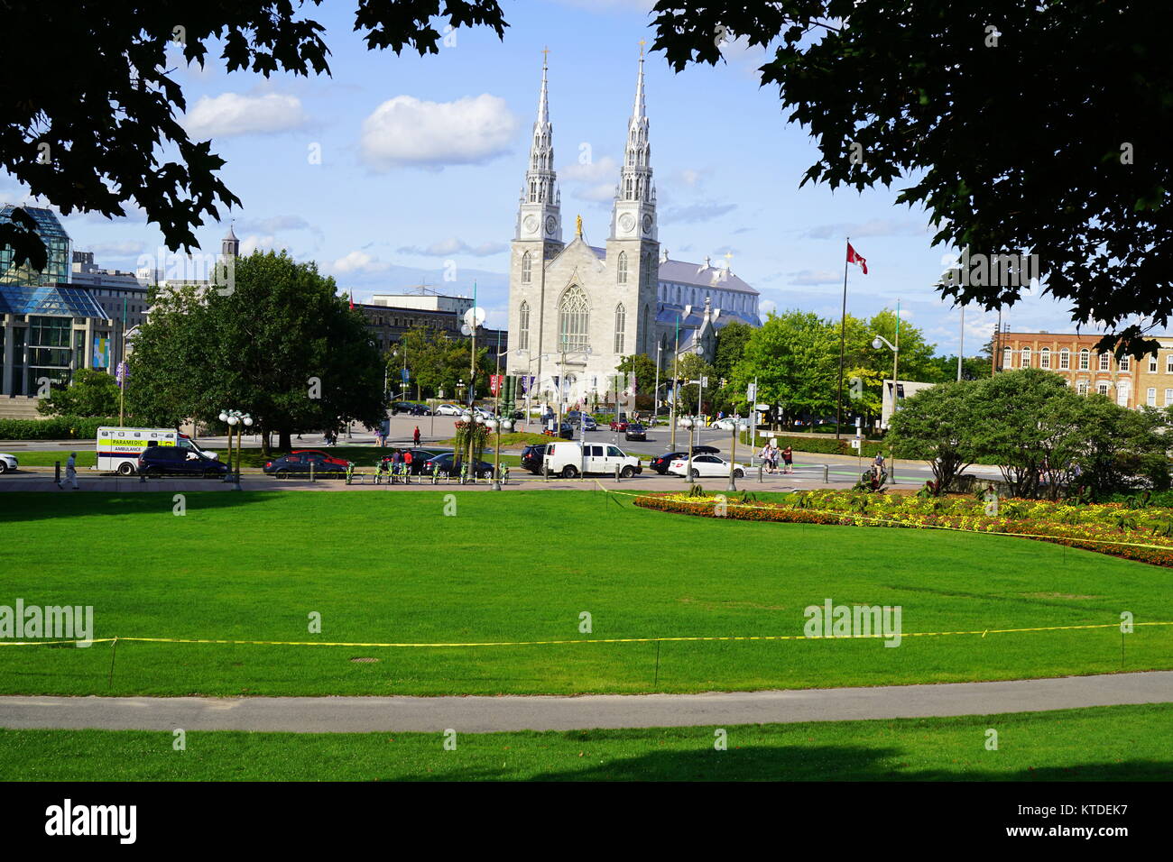 Ein Blick auf die Kathedrale Notre-Dame Basilika aus der Großen Hill Park in der Innenstadt von Ottawa, Ontario, Kanada Stockfoto