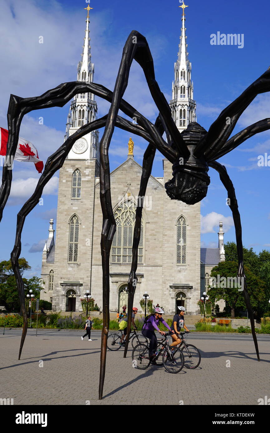 Maman, Bronze, Edelstahl und Marmor Riesenspinne Skulptur des Künstlers Louise Bourgeois in der National Art Gallery Ottawa, Ontario, Kanada Stockfoto