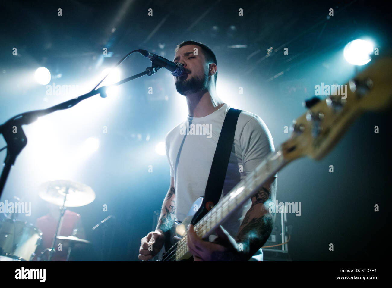 Die britische Punkband Jugend Mann führt ein Live Konzert in Pumpehuset in Kopenhagen. Hier Bass Player Meilen Cocker ist live auf der Bühne gesehen. Dänemark, 13.03.2017. Stockfoto
