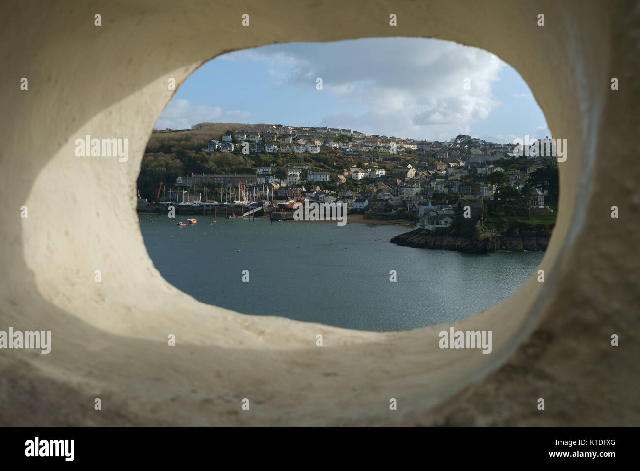 Blick über den Fluss von Fowey, Cornwall Polruan, durch eine Mauer aus Stein Stockfoto