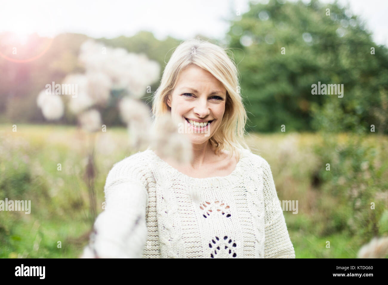 Portrait von Happy blonde Frau im Freien Stockfoto