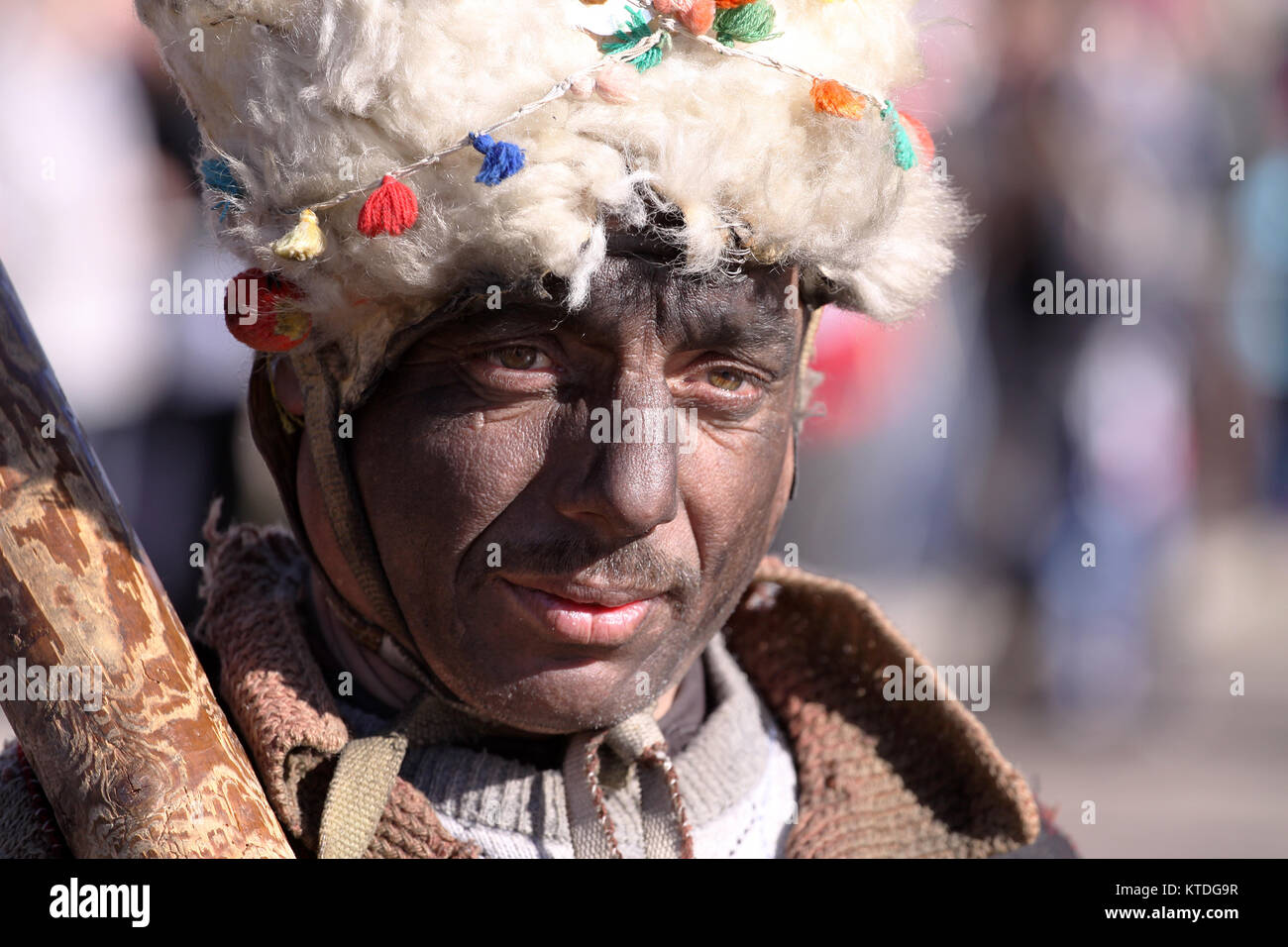 Pernik, Bulgarien - Januar 31, 2015: unbekannter Mann mit traditionellen Kukeri Kostüm sind auf dem Festival der Maskerade Spiele Surva in Pernik gesehen Stockfoto