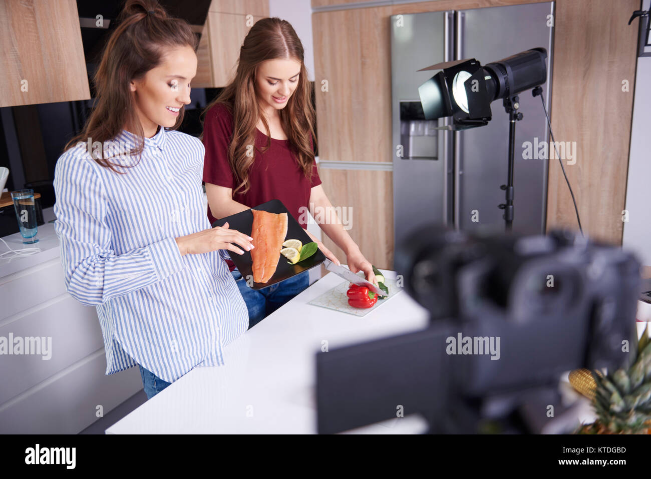 Kamera filmen Blogger beim Kochen Stockfoto