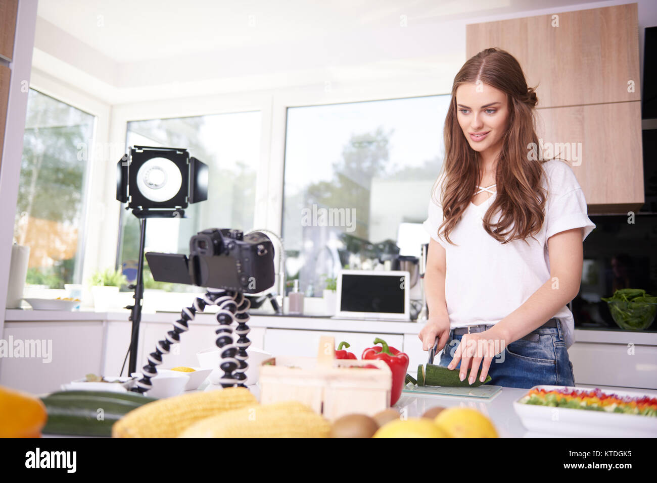 Frau Aufnahme beim Hacken eine Zucchini Stockfoto