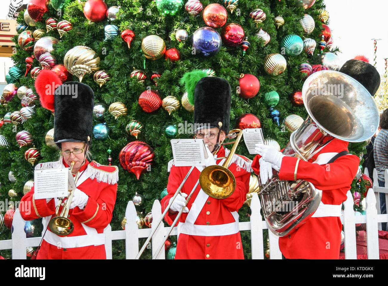 LOS ANGELES, Kalifornien, USA, 23. Dezember 2006 - Eine Gruppe von Musikern spielen Weihnachtslieder während der Weihnachtszeit im Grove Mall. Stockfoto