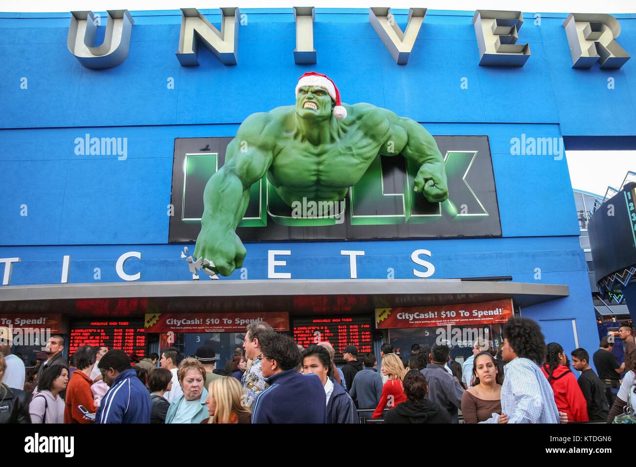 LOS ANGELES, Kalifornien, USA, 25. Dezember 2006 - Einige Leute richten an der Kinokasse in den Universal Studios Hollywood. Stockfoto