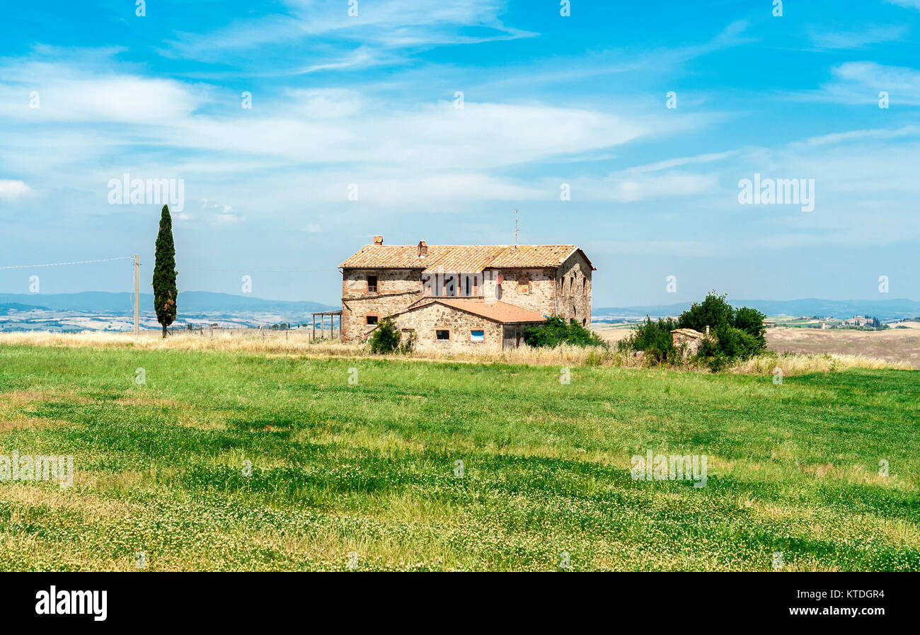 Toskana - 1. JUNI: ein Bauernhaus in den Hügeln der Val d'Orcia, Toskana, Italien, Juni 1,2017. Stockfoto