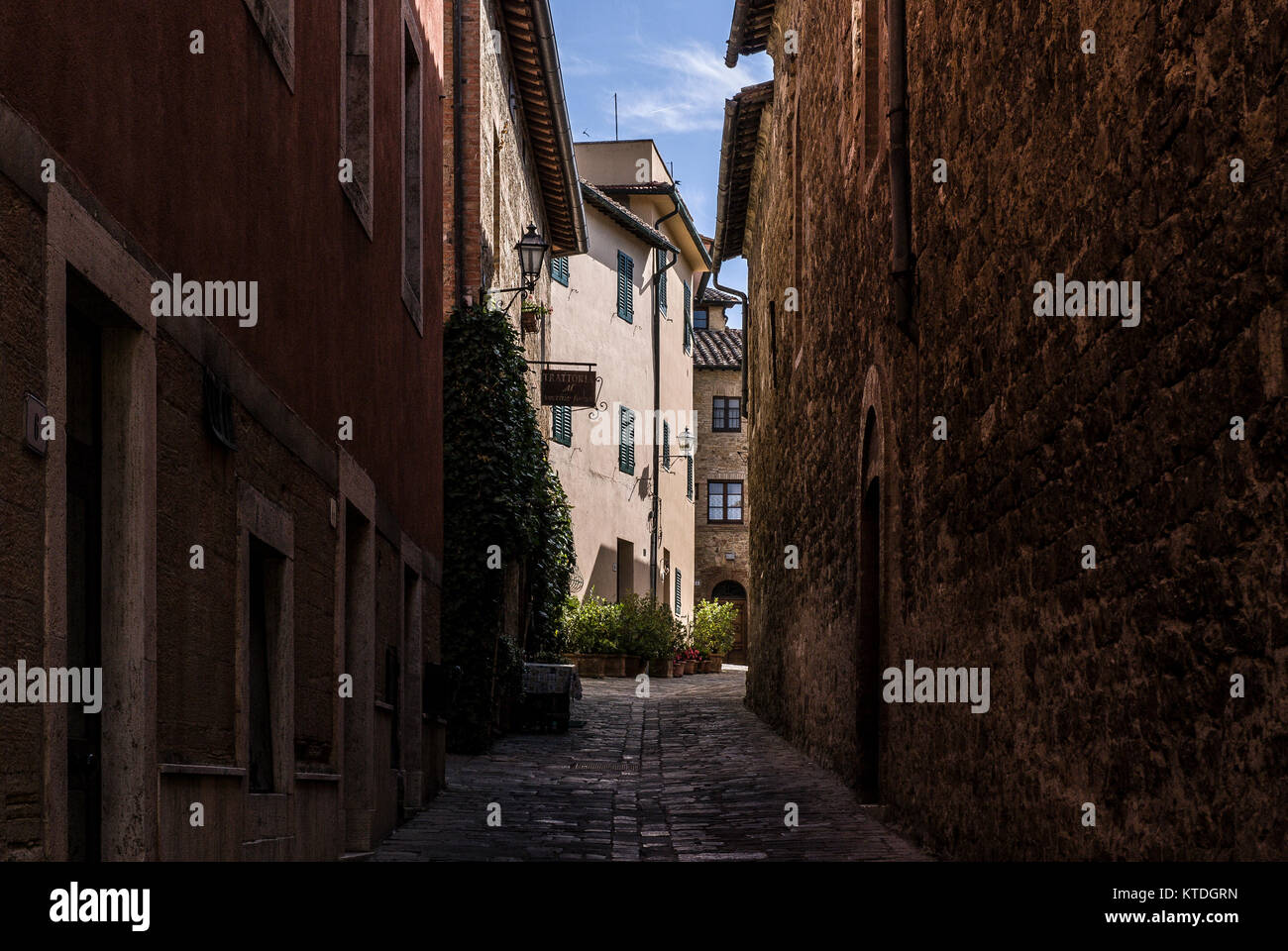 Val D'orcia - JUNI 2: Typische Straße in dem kleinen Dorf San Quirico d'Orcia, Toskana, Italien, Juni, 2,2017. Stockfoto