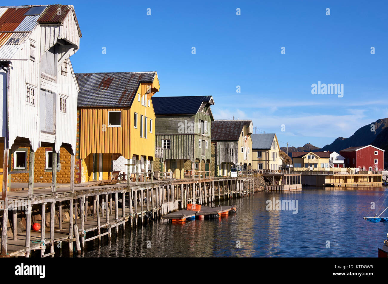 Hafen von alten Fischerdorf Nyksund, Langoya, Oksne, Nordland, Norwegen. Jetzt eine touristische Attraktion Stockfoto