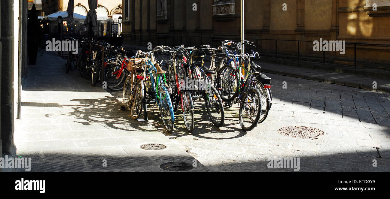 Florenz - 21. Februar: Fahrräder in den Straßen von Florenz, Italien, geparkt auf Februar 21,2011. Stockfoto