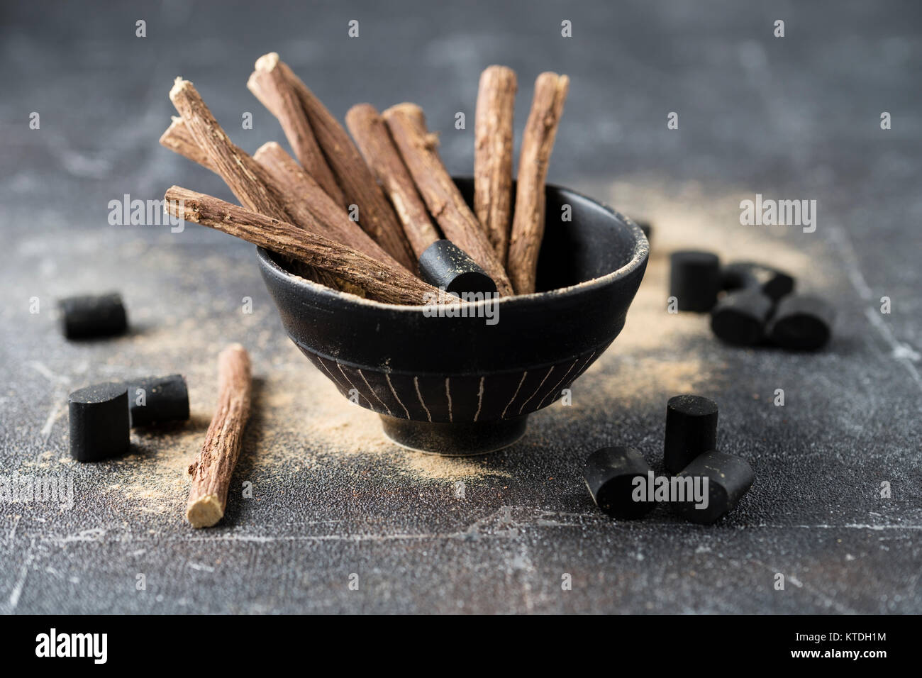 Süßholzwurzeln, Süßholz Pulver und Lakritz Produkt Stockfoto