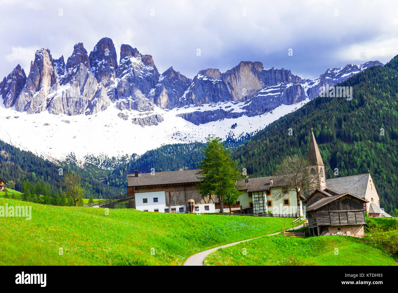 Eindrucksvolles traditionelles Dorf im Val di Funes, Dolomiten, Italien. Stockfoto