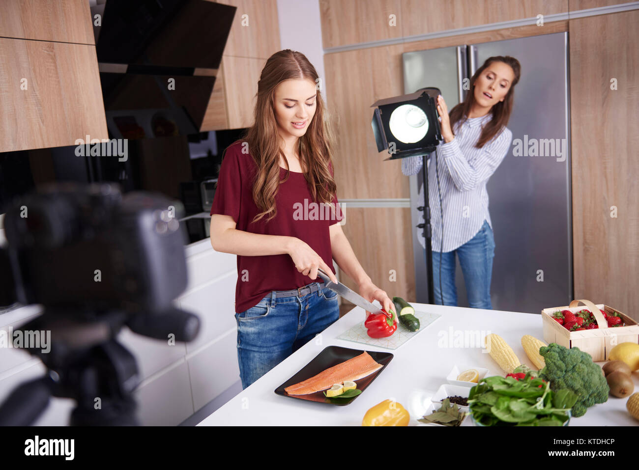 Blogger kochen in der modernen Küche Stockfoto
