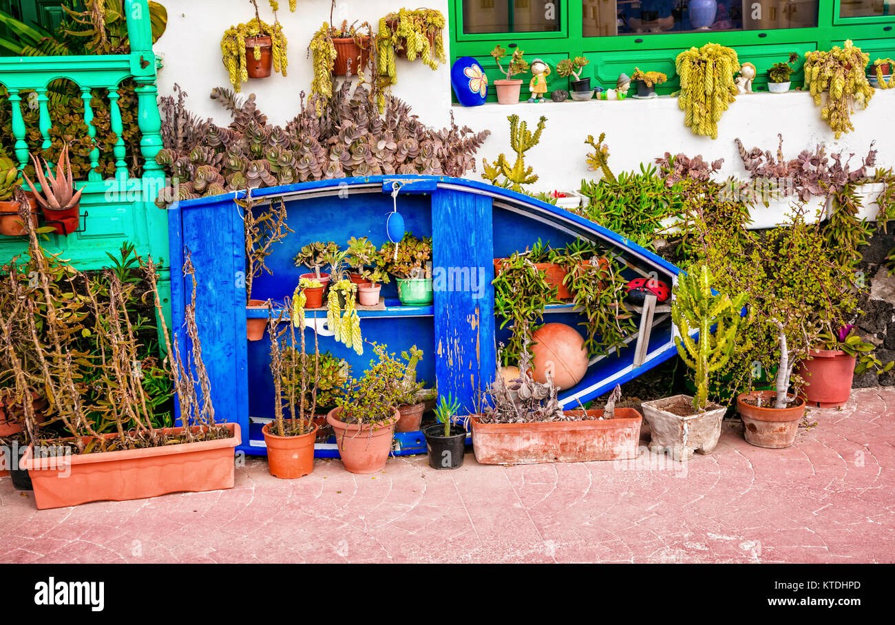 Traditionelles Fischerboot mit Blumenschmuck in Punta Mujeres Dorf, Lanzarote, Kanaren, Spanien. Stockfoto