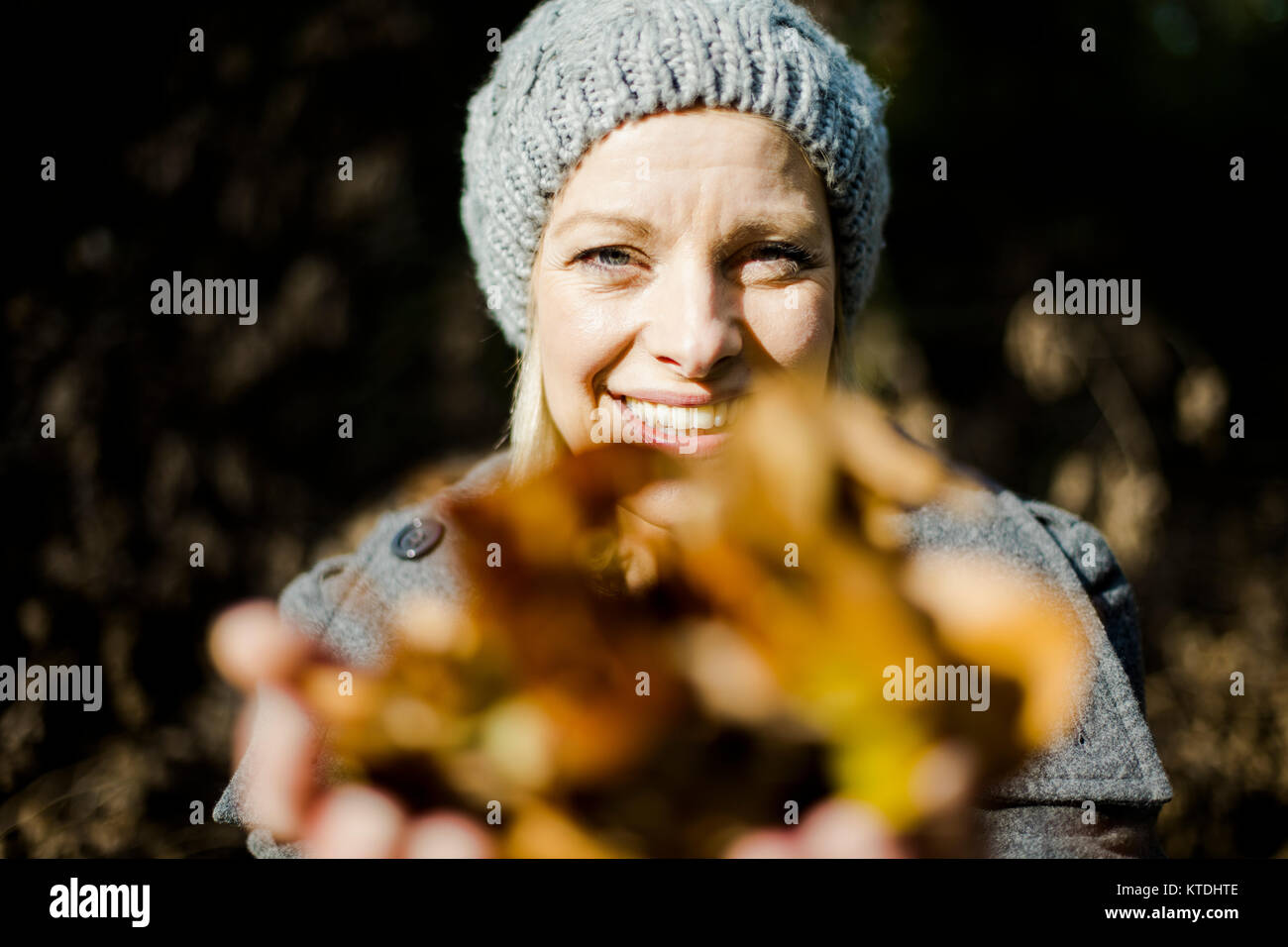 Porträt der Frau in den Wald im Herbst, die Blätter Stockfoto