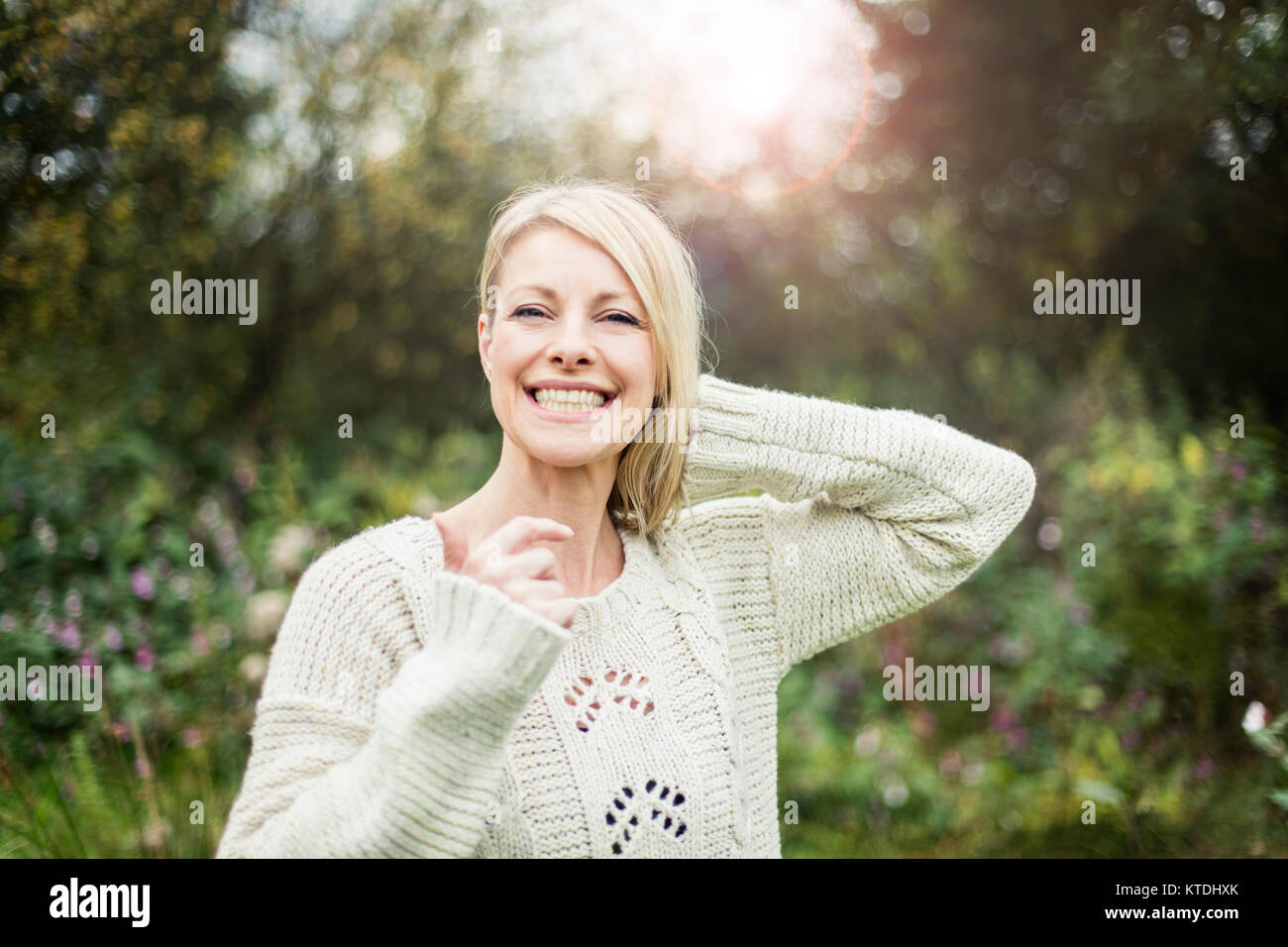 Portrait von Happy blonde Frau im Freien Stockfoto