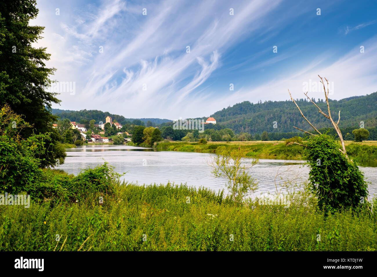 Fluss Regen, Dorf Hof am Regen und Schloss Stefling, bei Nittenau