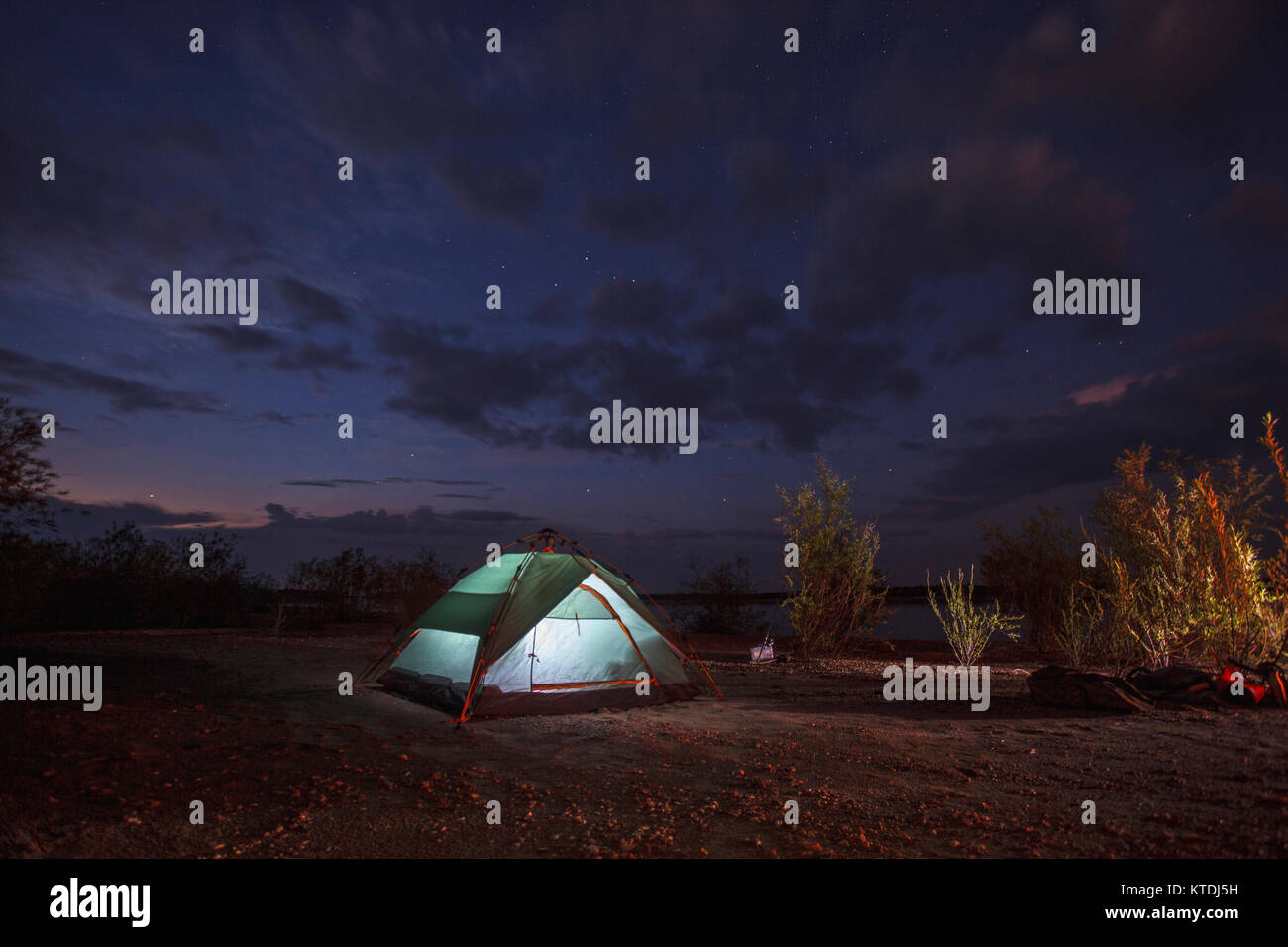 Beleuchtetes Zelt in der Nacht Stockfoto