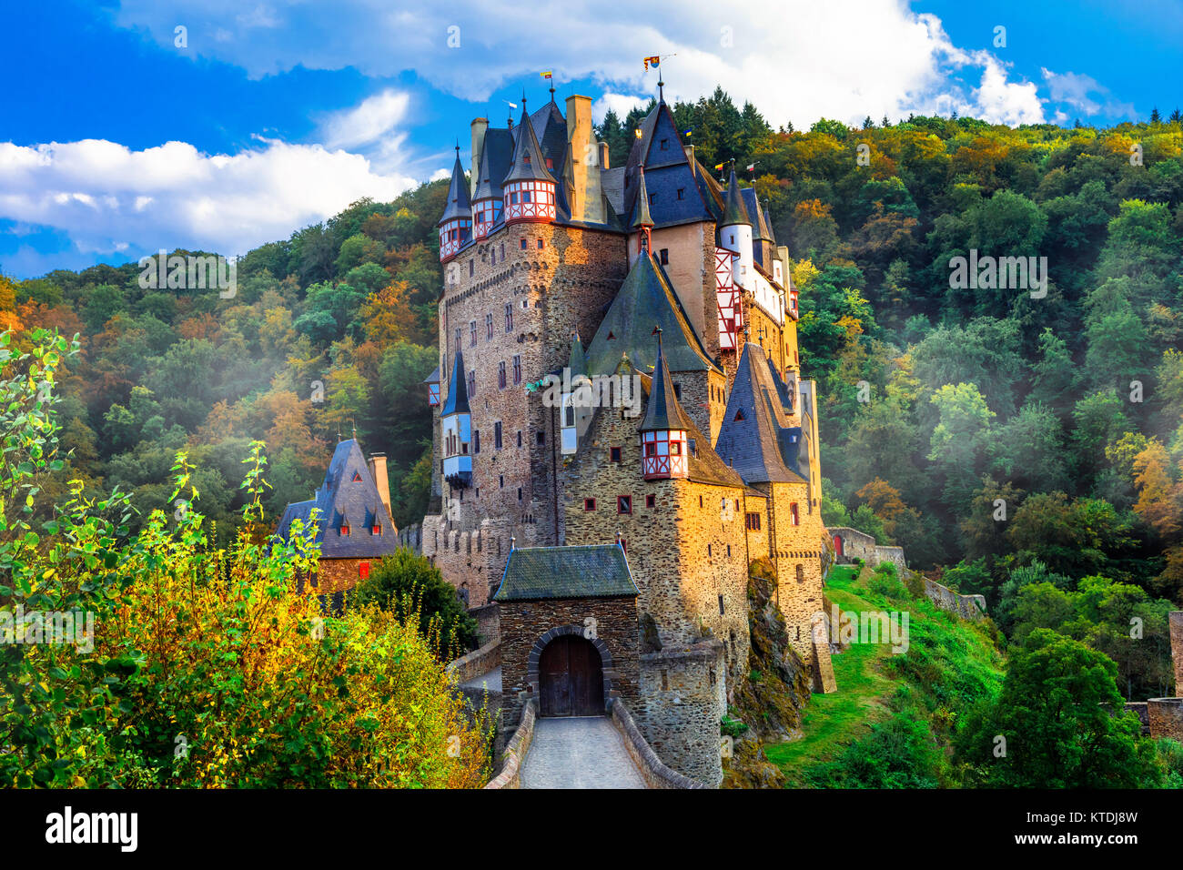 Schöne Burg Eltz, große mittelalterliche Burg im Wald, Deutschland. Stockfoto