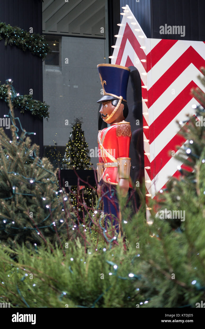 Soldat Urlaub Dekorationen an der UBS Gebäude auf der Park Avenue, New York, USA Stockfoto