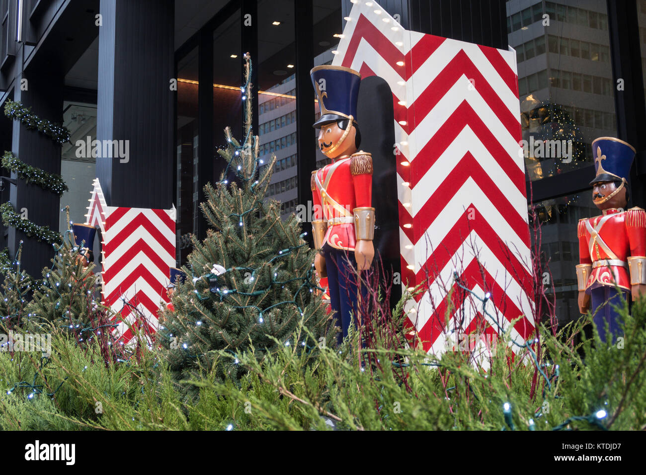 Soldat Urlaub Dekorationen an der UBS Gebäude auf der Park Avenue, New York, USA Stockfoto