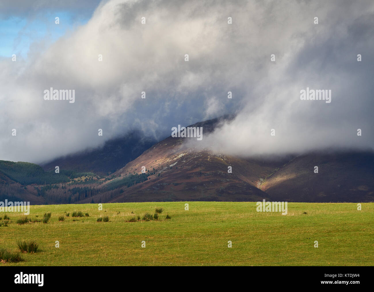 Skiddaw über Keswick in der Cloud Stockfoto