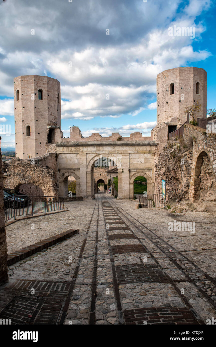 Spello, Perugia, Umbrien. Die imposante und herrliche Türme von Minerva und Porta Venere im Zentrum von Spello, berühmt für die Herstellung von Öl Stockfoto