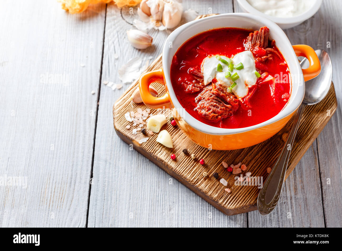 Traditionelle Suppe der Russischen und ukrainischen Küche borsch. Fleisch, Suppe mit Rüben im Orange Bowl auf einem hellen Hintergrund. Stockfoto