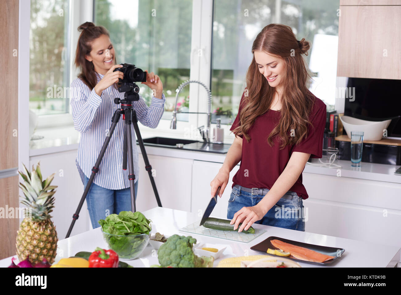Frauen Aufnahme von Video für ihre Nahrung blog Stockfoto