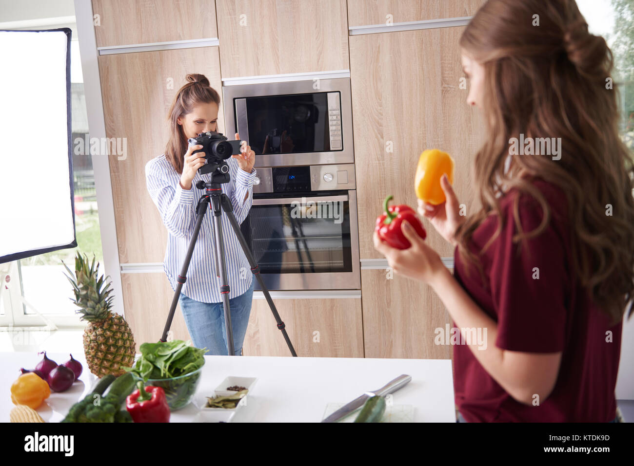 Frau Aufnahme Freund während der Zubereitung von gesunder Nahrung Stockfoto