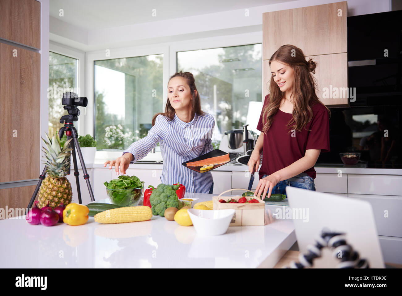 Blogger kochen in der modernen Küche Stockfoto