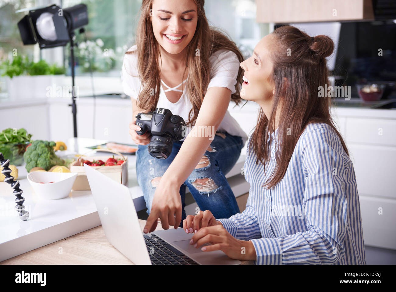Gerne Blogger mit Laptop in der Küche Stockfoto