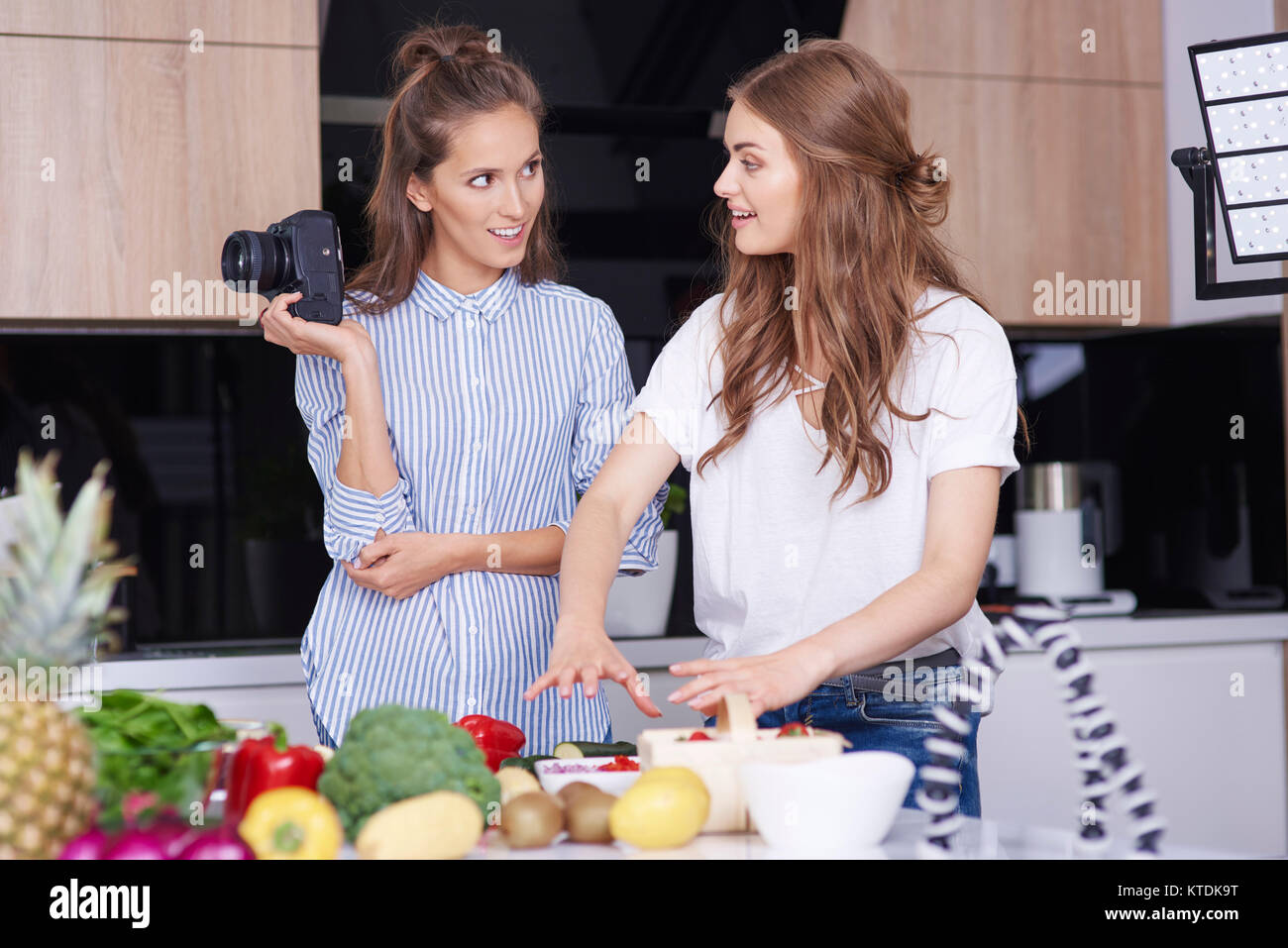 Essen Blogger mit Kamera im Gespräch in der Küche Stockfoto