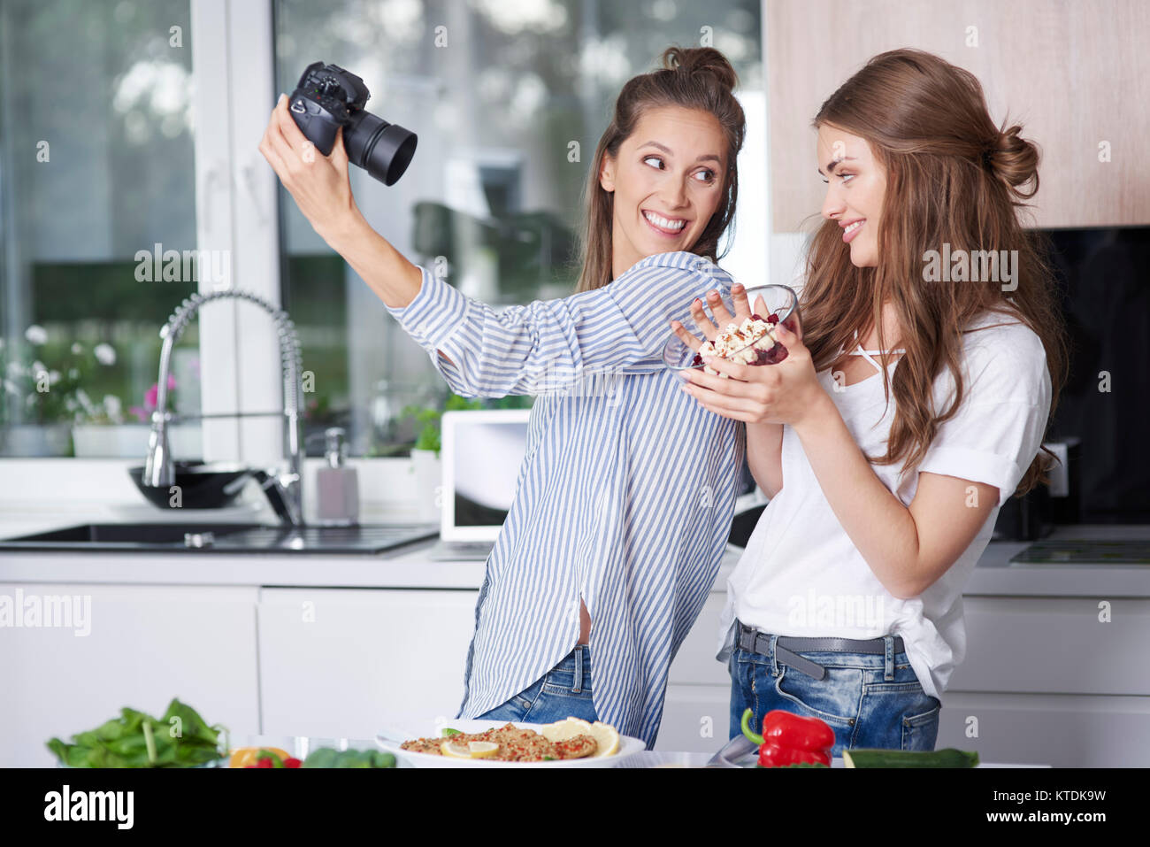 Essen Blogger unter selfie mit Digitalkamera Stockfoto