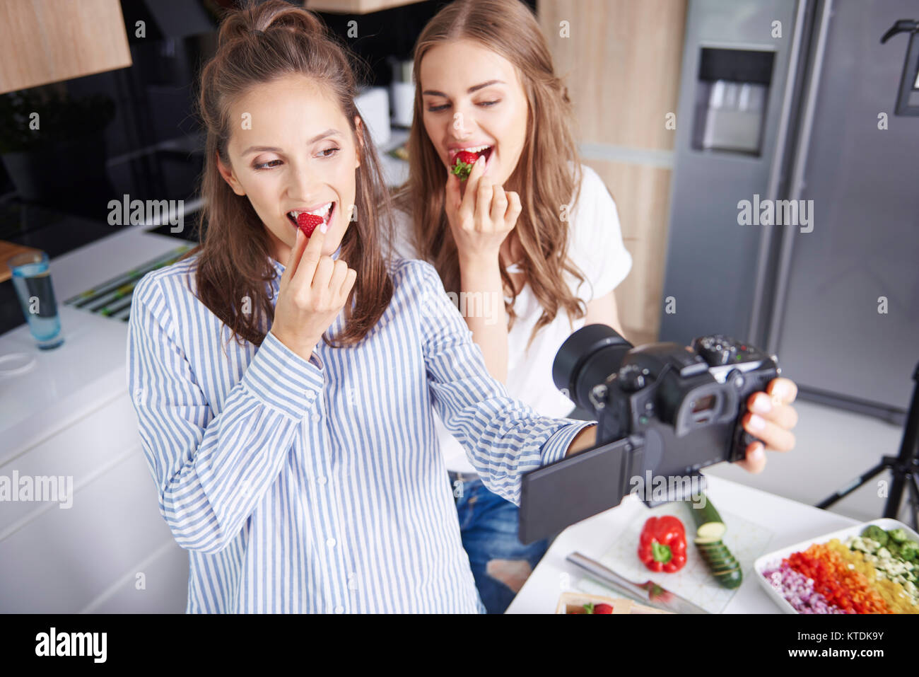 Essen Blogger nehmen sich essen Erdbeeren Stockfoto