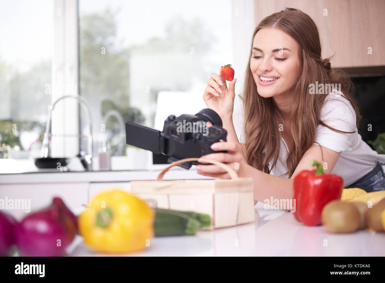 Essen blogger nehmen sich Erdbeeren essen Stockfoto